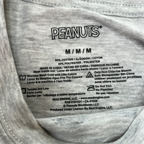 Peanuts snoopy crop tee. Size M - Picture 4 of 4